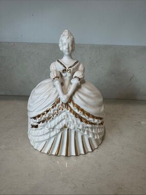 Elegant White porcelain Figurine with Gold Accents - Decorative Home Sculpture